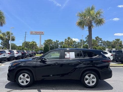 Used 2025 Toyota Highlander LE FWD image 7