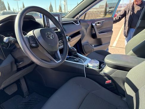 Used 2022 Toyota RAV4 SE image 4