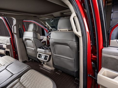 Used 2025 Ford F250 Platinum w/ Platinum Plus Package image 33