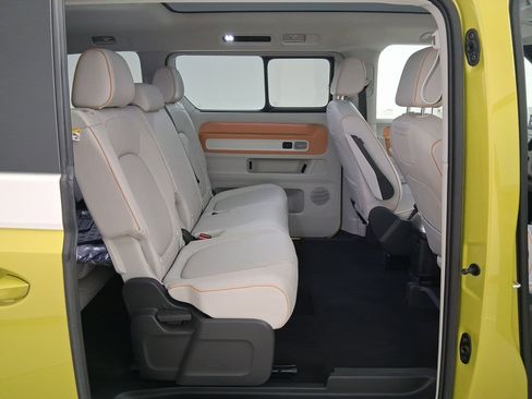 Used 2025 Volkswagen ID. Buzz 1st Edition image 30