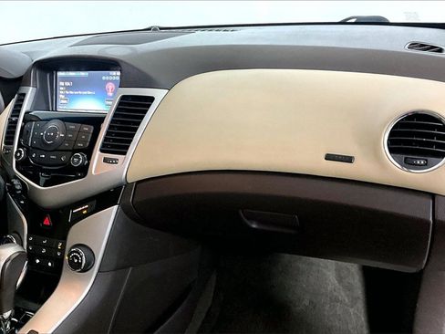 Used 2016 Chevrolet Cruze LT image 8