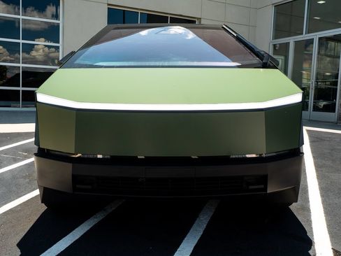 Used 2024 Tesla Cybertruck AWD Crew Cab image 3