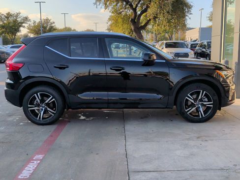 Used 2025 Volvo XC40 B5 Core image 10