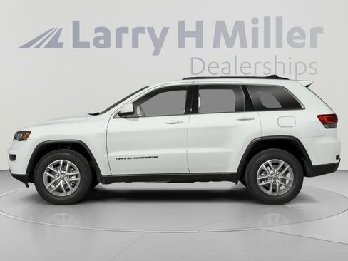 Used 2021 Jeep Grand Cherokee Laredo AWD/4WD image 3