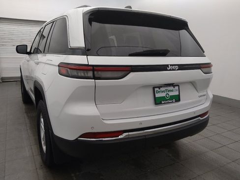 Used 2023 Jeep Grand Cherokee Laredo w/ Luxury Tech Group I RWD image 5