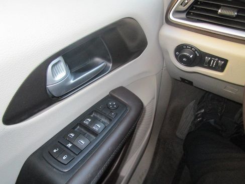 Used 2017 Chrysler Pacifica Touring-L w/ Tire & Wheel Group image 20