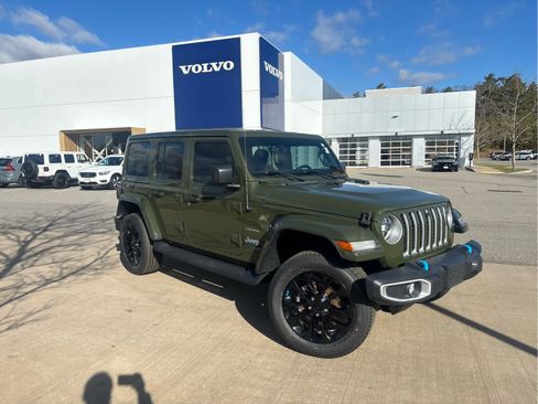 Used 2023 Jeep Wrangler Unlimited Sahara w/ Cold Weather Group AWD/4WD image 3