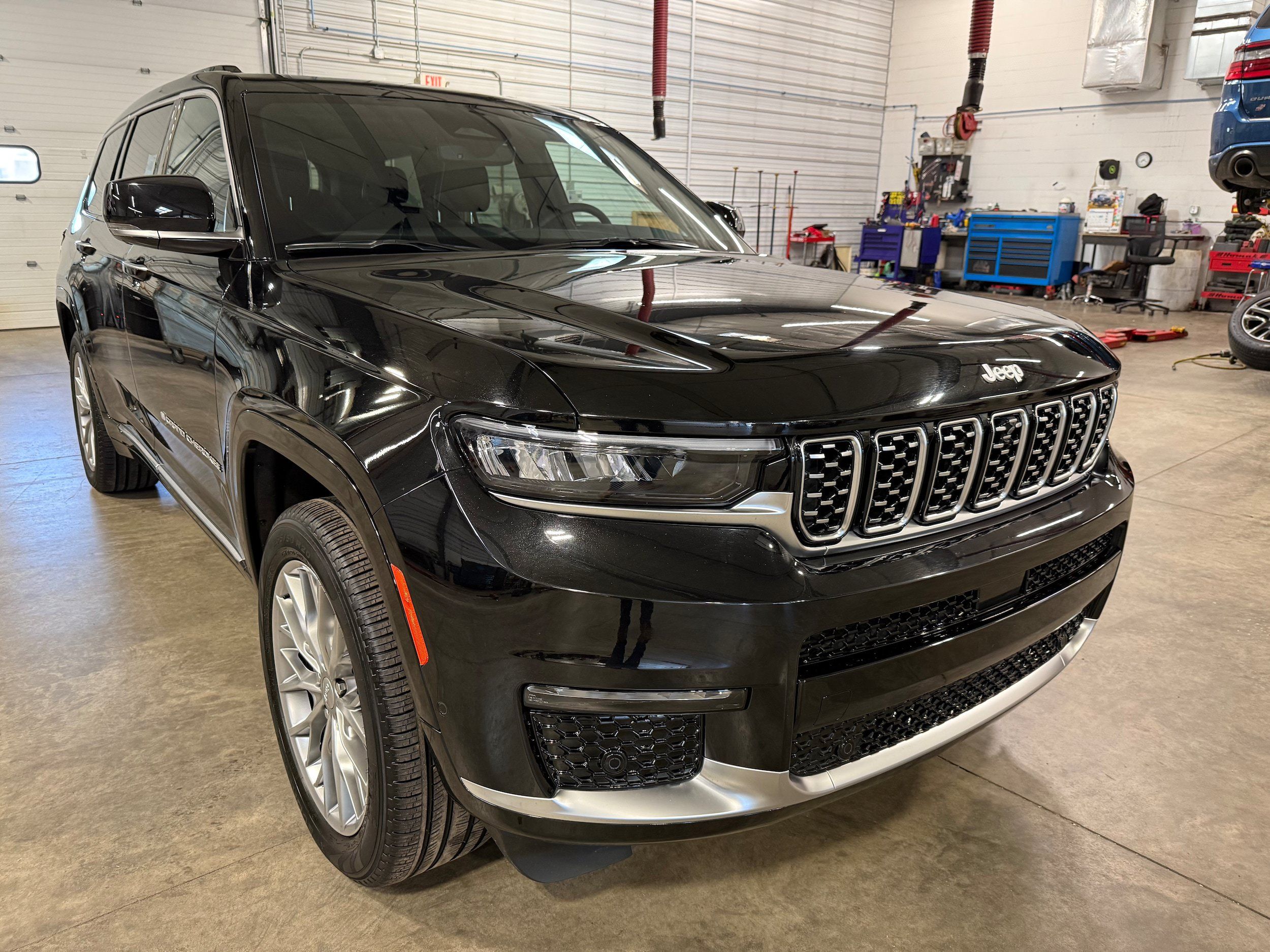 Used 2025 Jeep Grand Cherokee L Summit w/ Luxury Tech Group V AWD/4WD image 1