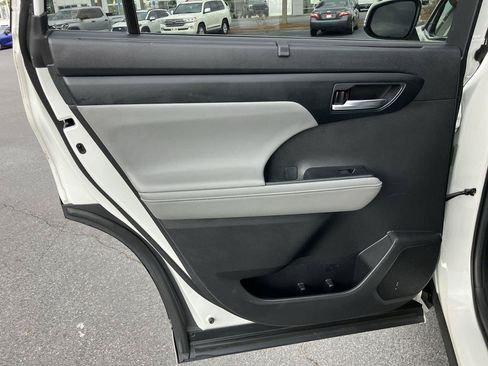 Certified 2020 Toyota Highlander XLE FWD image 23