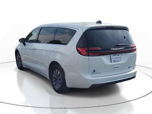 Used 2024 Chrysler Pacifica Limited FWD image 3