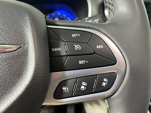 Used 2023 Chrysler Pacifica Touring-L FWD image 25