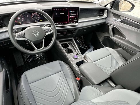 New 2025 Volkswagen Tiguan SE FWD image 9