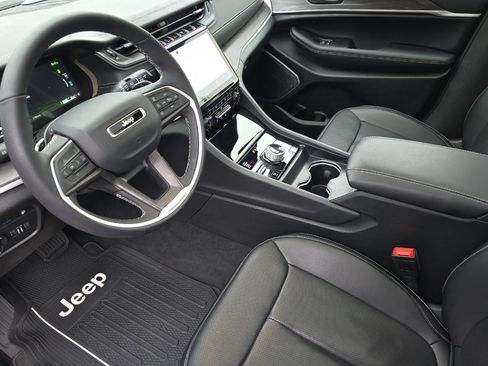 Used 2025 Jeep Grand Cherokee Limited 4xe image 11
