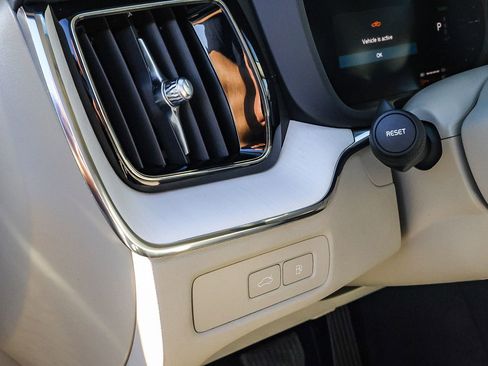 New 2026 Volvo XC60 T8 Ultra w/ Climate Package image 33