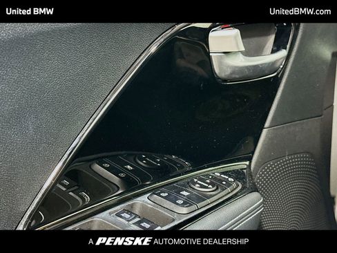 Used 2022 Kia Niro EX image 3