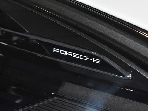 Certified 2025 Porsche Macan AWD/4WD image 26