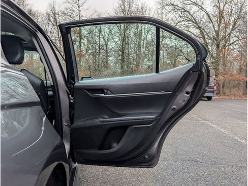 Used 2022 Toyota Camry SE w/ Cold Weather Package image 11