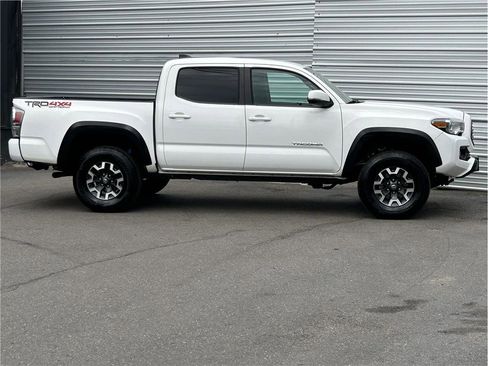 Used 2022 Toyota Tacoma TRD Off-Road w/ Technology Package image 11