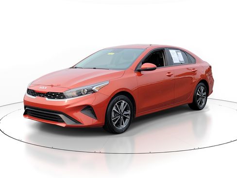 Used 2023 Kia Forte LXS w/ LXS Technology Package FWD image 2