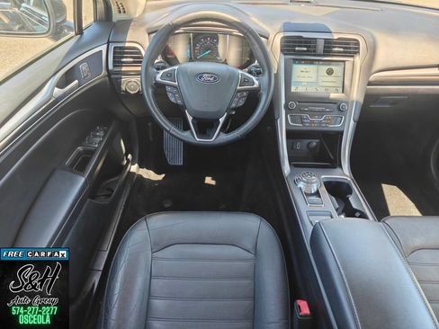 Used 2018 Ford Fusion SE w/ Fusion SE Technology Package FWD image 4