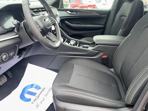 New 2025 Jeep Grand Cherokee L Laredo image 11