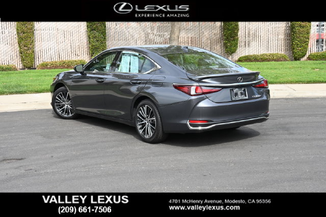 Used 2025 Lexus ES 300h w/ Premium Package FWD image 4