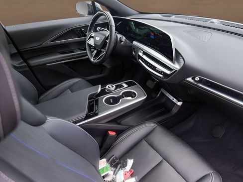 Certified 2025 Cadillac Lyriq Luxury w/ LPO, Floor Liner Package AWD/4WD image 28