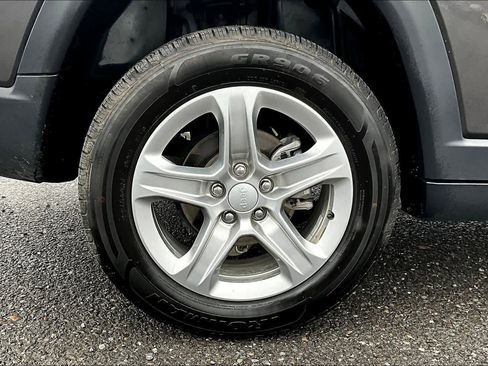 Used 2024 Jeep Compass Latitude image 43