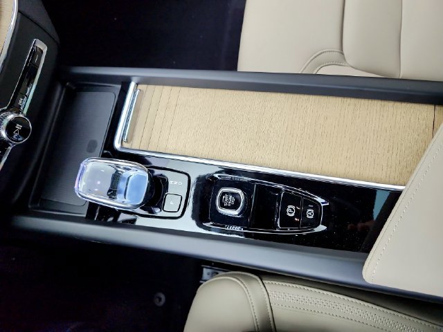 New 2026 Volvo XC60 B5 Plus w/ Protection Package Premier AWD/4WD image 26