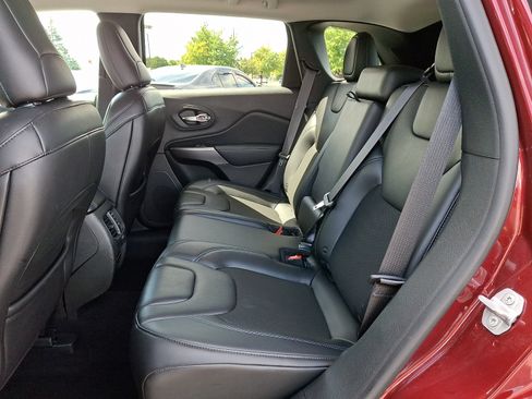 Used 2019 Jeep Cherokee Latitude Plus w/ Cold Weather Group AWD/4WD image 10