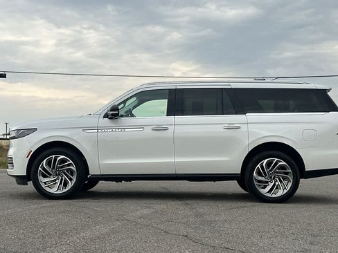 Used 2026 Lincoln Navigator L Reserve AWD/4WD image 5