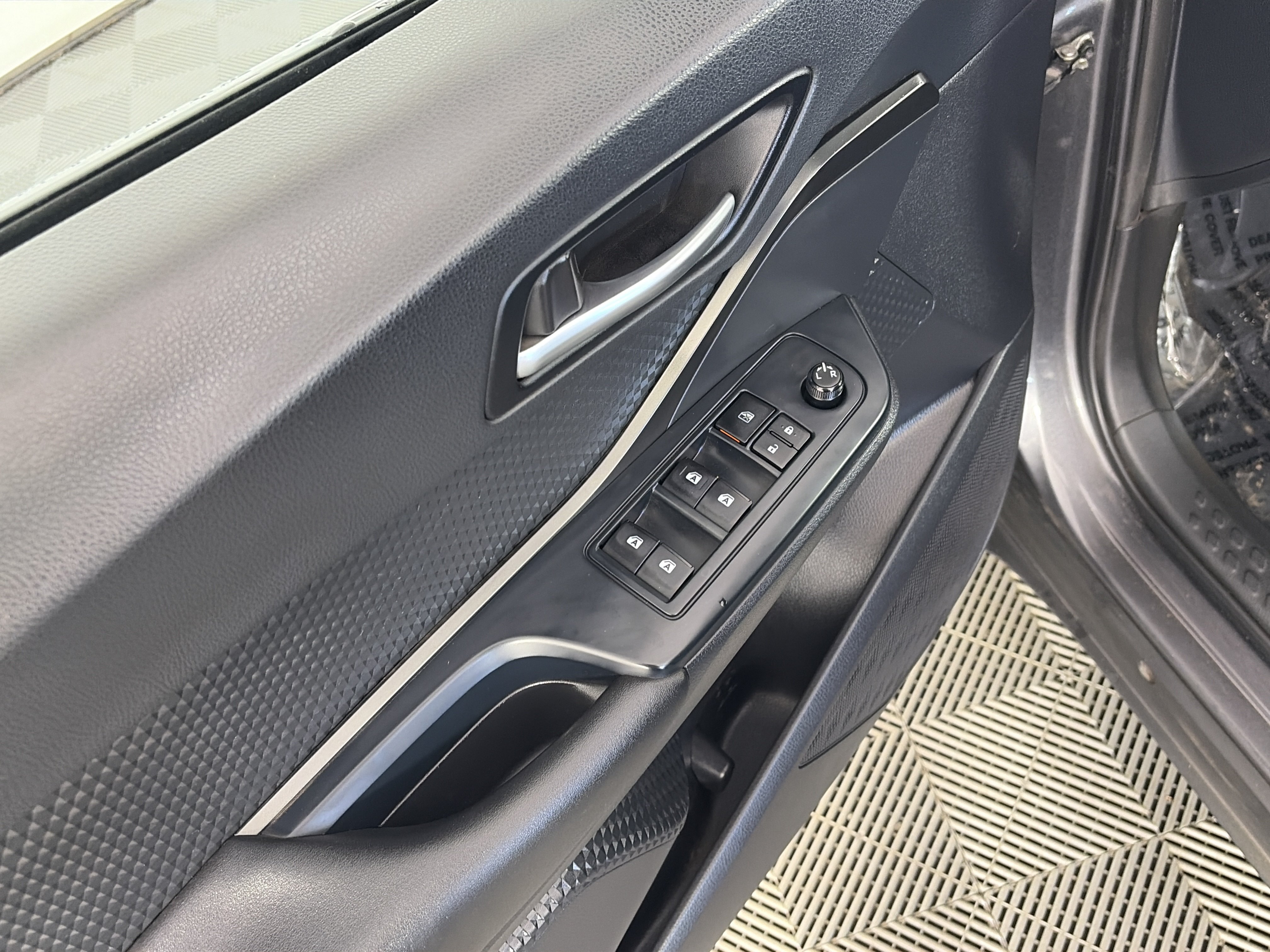Used 2019 Toyota C-HR LE FWD image 23
