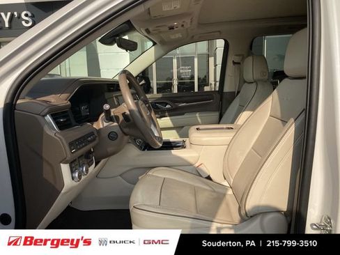 Used 2022 GMC Yukon XL Denali w/ Denali Premium Package AWD/4WD image 5