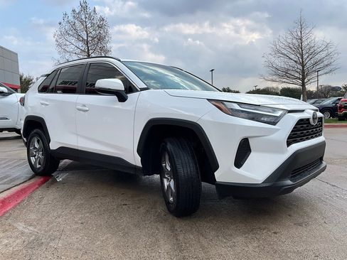 Used 2025 Toyota RAV4 XLE image 5