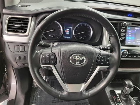 Used 2014 Toyota Highlander XLE image 6