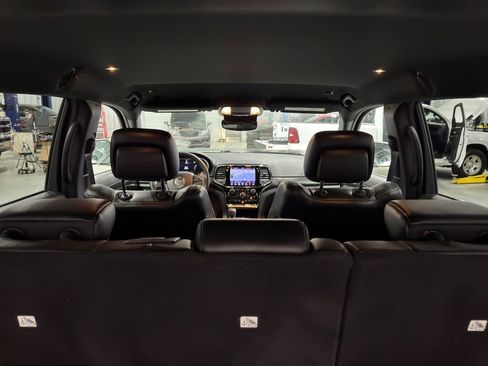 Used 2019 Jeep Grand Cherokee Laredo w/ Laredo X Package image 9