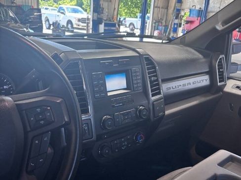 Used 2017 Ford F250 XLT w/ XLT Value Package AWD/4WD image 4