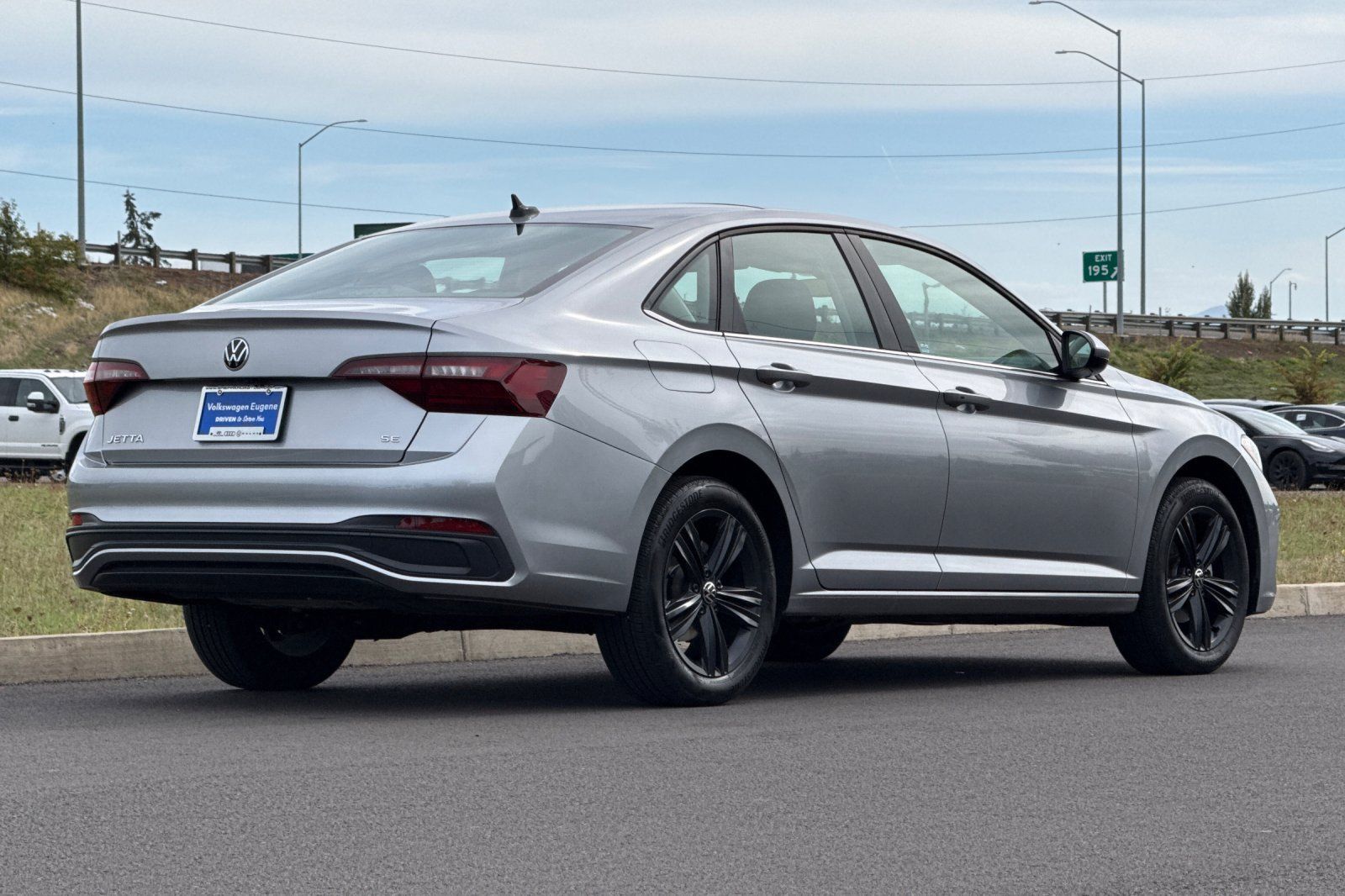 Used 2024 Volkswagen Jetta SE w/ Panoramic Sunroof Package FWD image 3