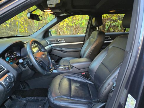 Used 2017 Ford Explorer XLT w/ Equipment Group 202A AWD/4WD image 13