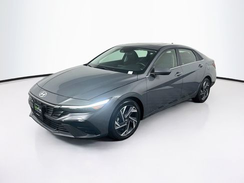 Used 2025 Hyundai Elantra SEL FWD image 3