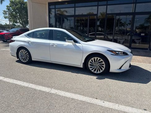 Used 2022 Lexus ES 350 Ultra Luxury w/ Accessory Package 2 FWD image 3