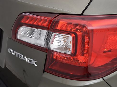 Used 2018 Subaru Outback 2.5i Limited AWD/4WD image 14