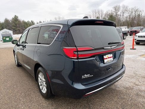 Used 2023 Chrysler Pacifica Touring-L image 8