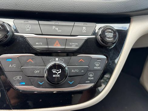 Used 2020 Chrysler Pacifica Touring-L FWD image 20