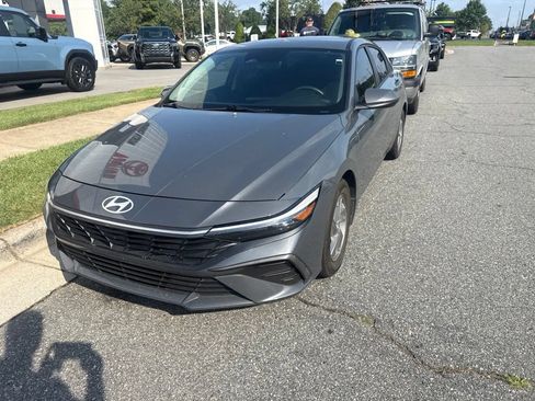 Used 2024 Hyundai Elantra SE FWD image 5
