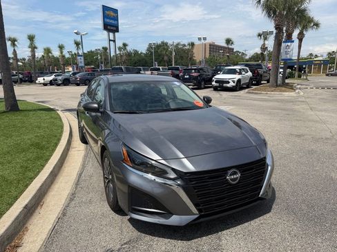 Used 2024 Nissan Altima 2.5 SV FWD image 2