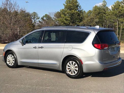 Used 2018 Chrysler Pacifica Touring-L image 4
