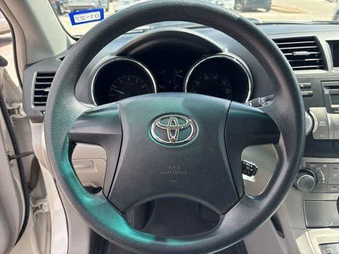 Used 2012 Toyota Highlander FWD image 12