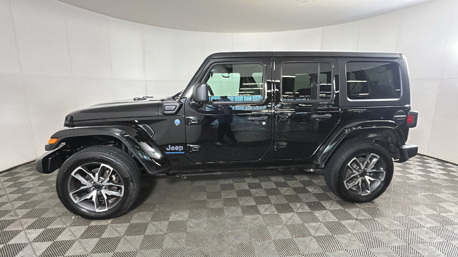 Used 2024 Jeep Wrangler Unlimited w/ Convenience Group AWD/4WD image 7