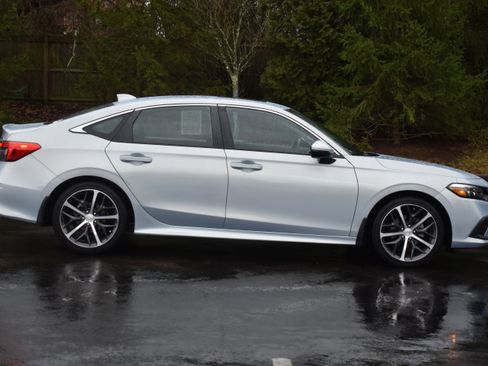 Used 2023 Honda Civic Touring image 9